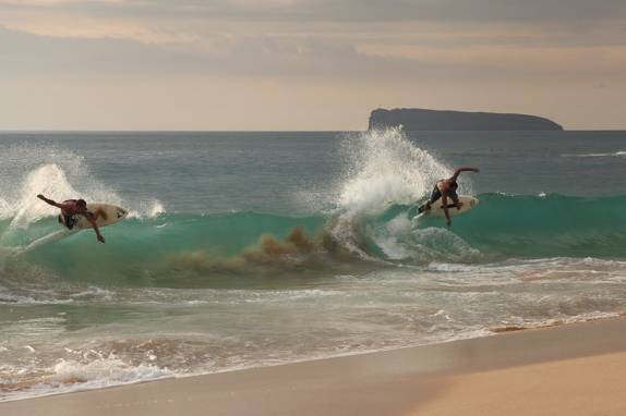 Surfistas dão show na Big Beach, em South Kihei, em Maui, no Havaí (foto de Laura Schunemann)